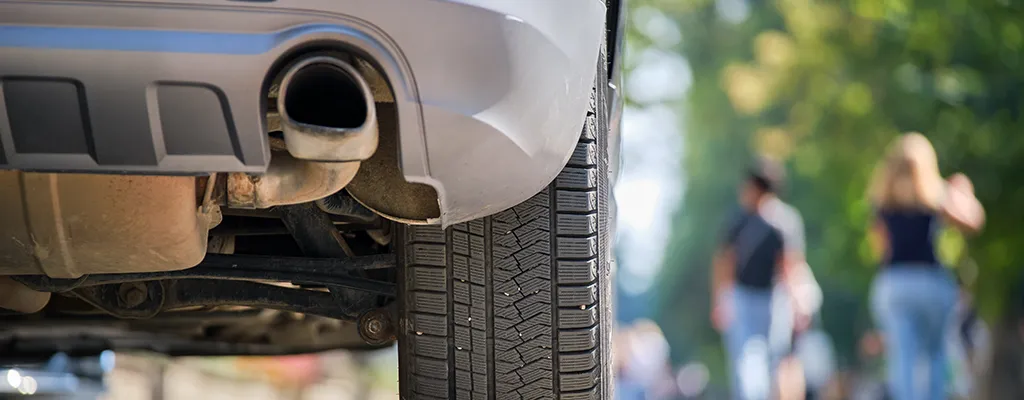 Fotografía del tubo de escape de un coche emitiendo CO2