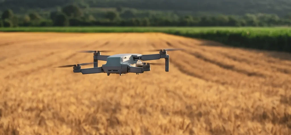 Imagen de un dron sobrevolando un campo de cultivo