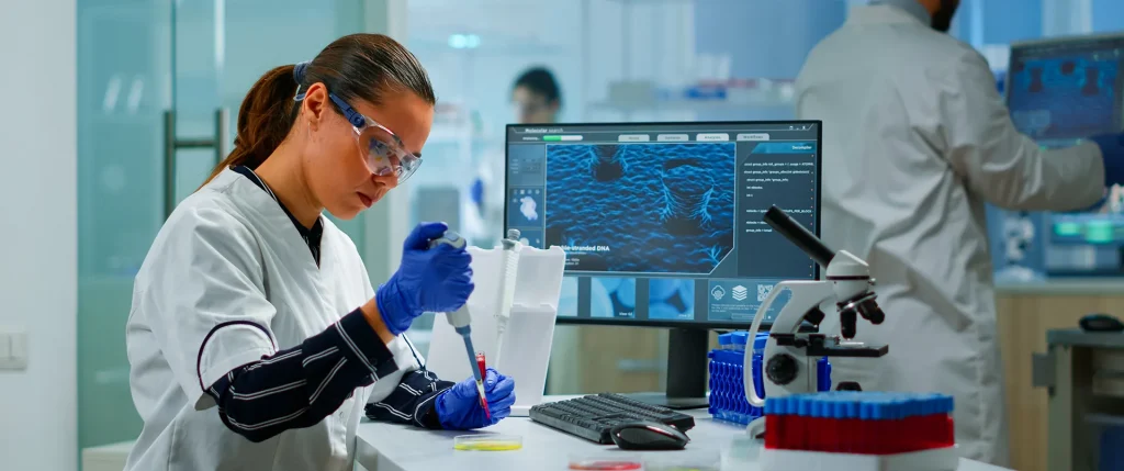 Equipo de profesionales sanitarios trabajando en un laboratorio médico