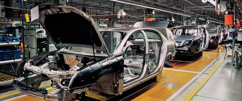 Fotografía de una planta de fabricación de coches