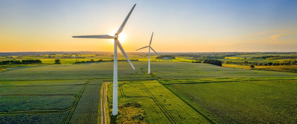 Atardecer en un parque eólico con 2 aerogeneradores